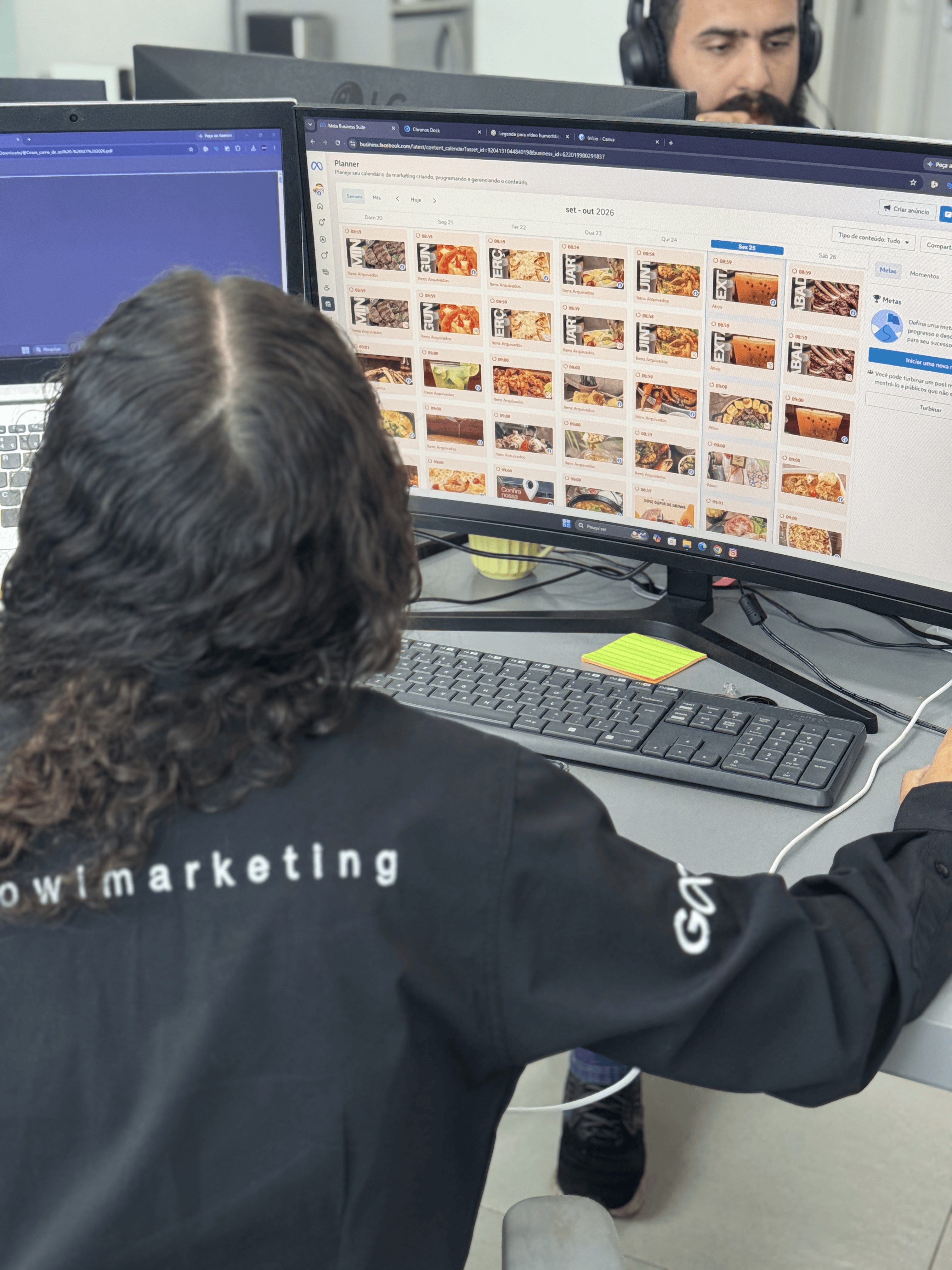 Equipe da Prowl planejando conteúdo para redes sociais