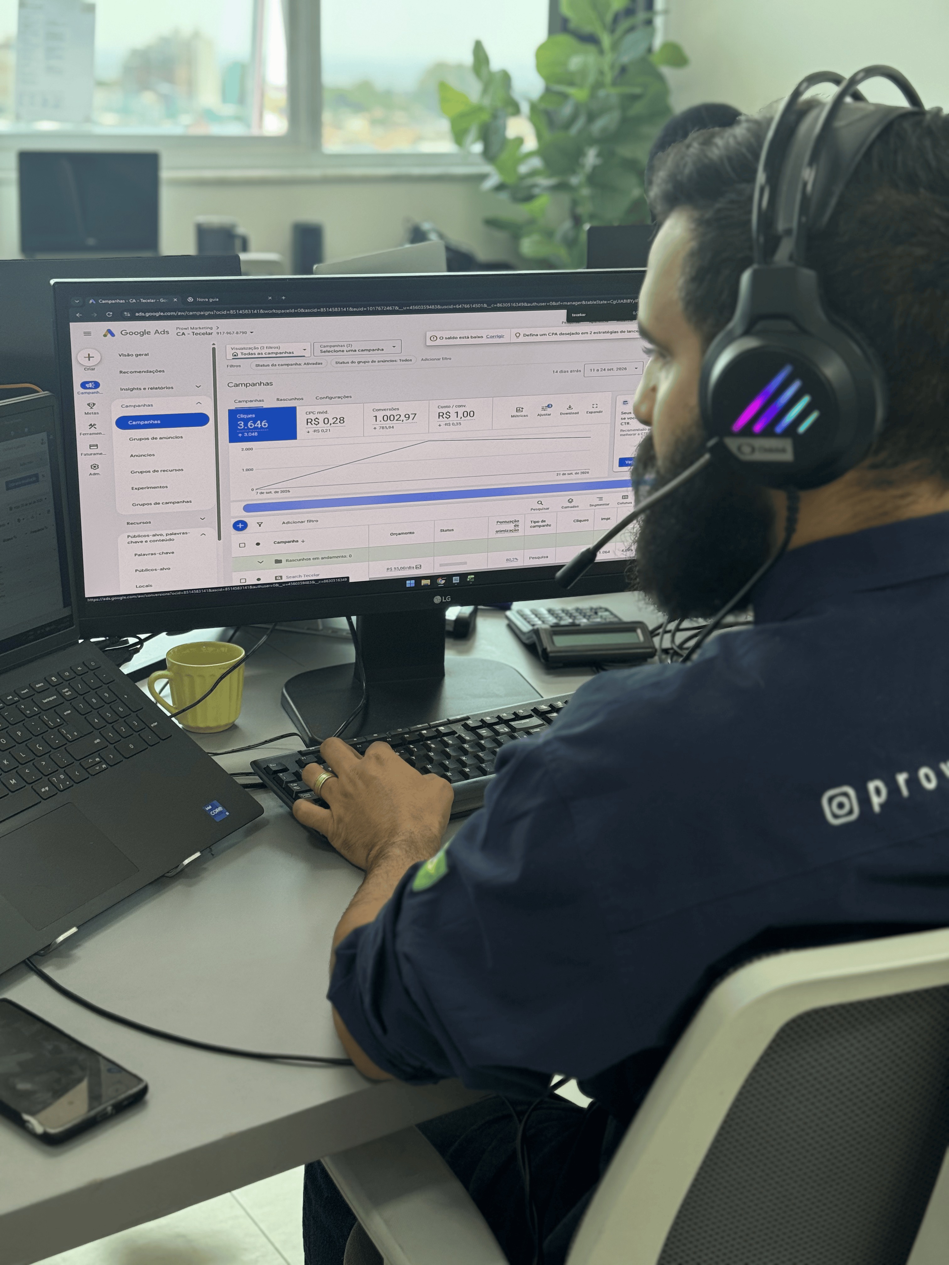 Especialista da Prowl gerenciando campanhas de tráfego pago