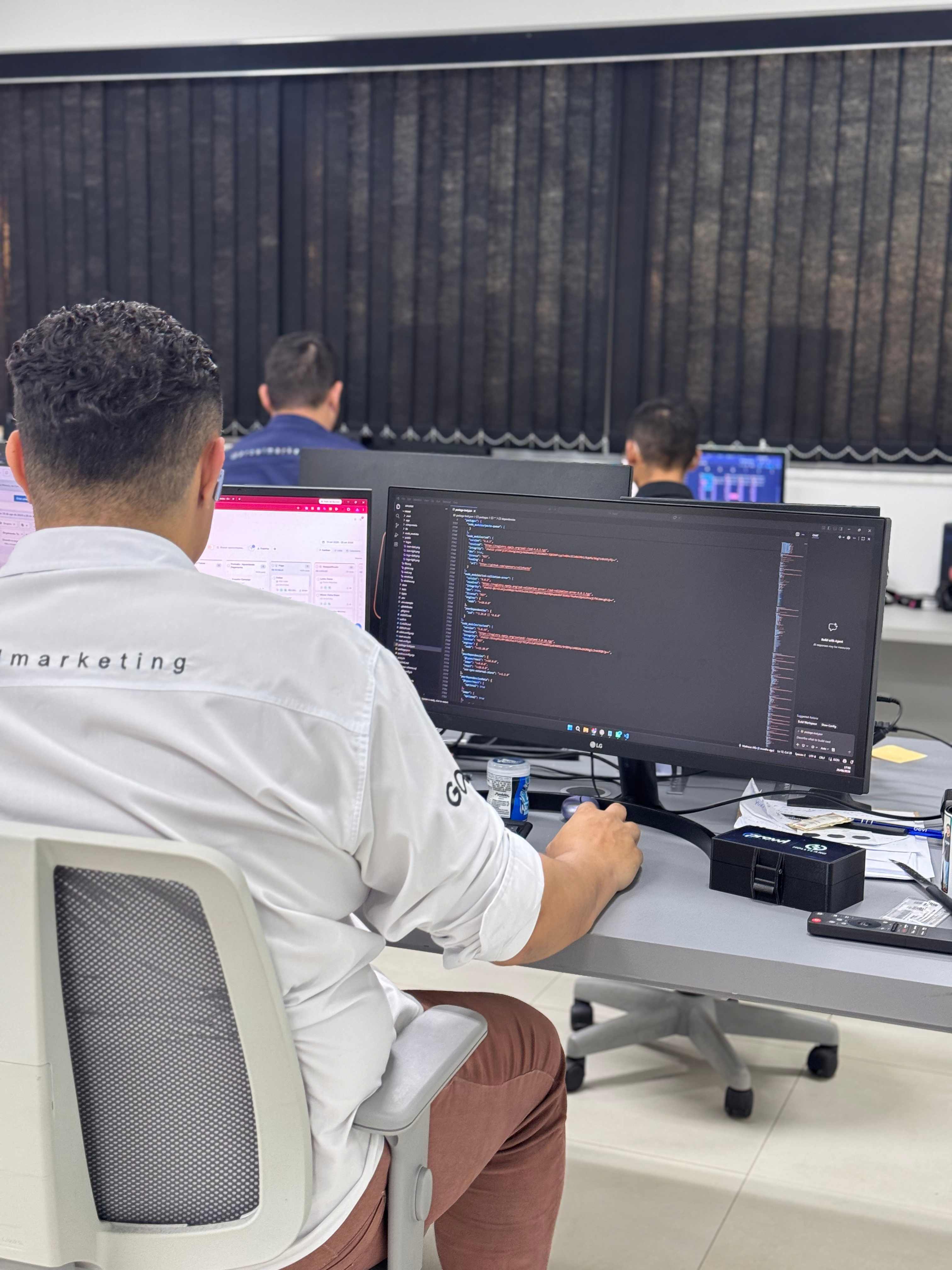 Desenvolvedor da Prowl programando um site em seu monitor